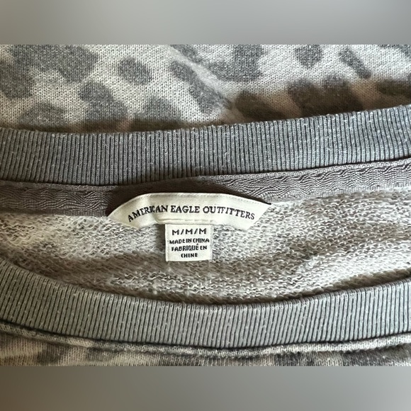 AEO Washed cheetah print crew neck, size M - Picture 3 of 5